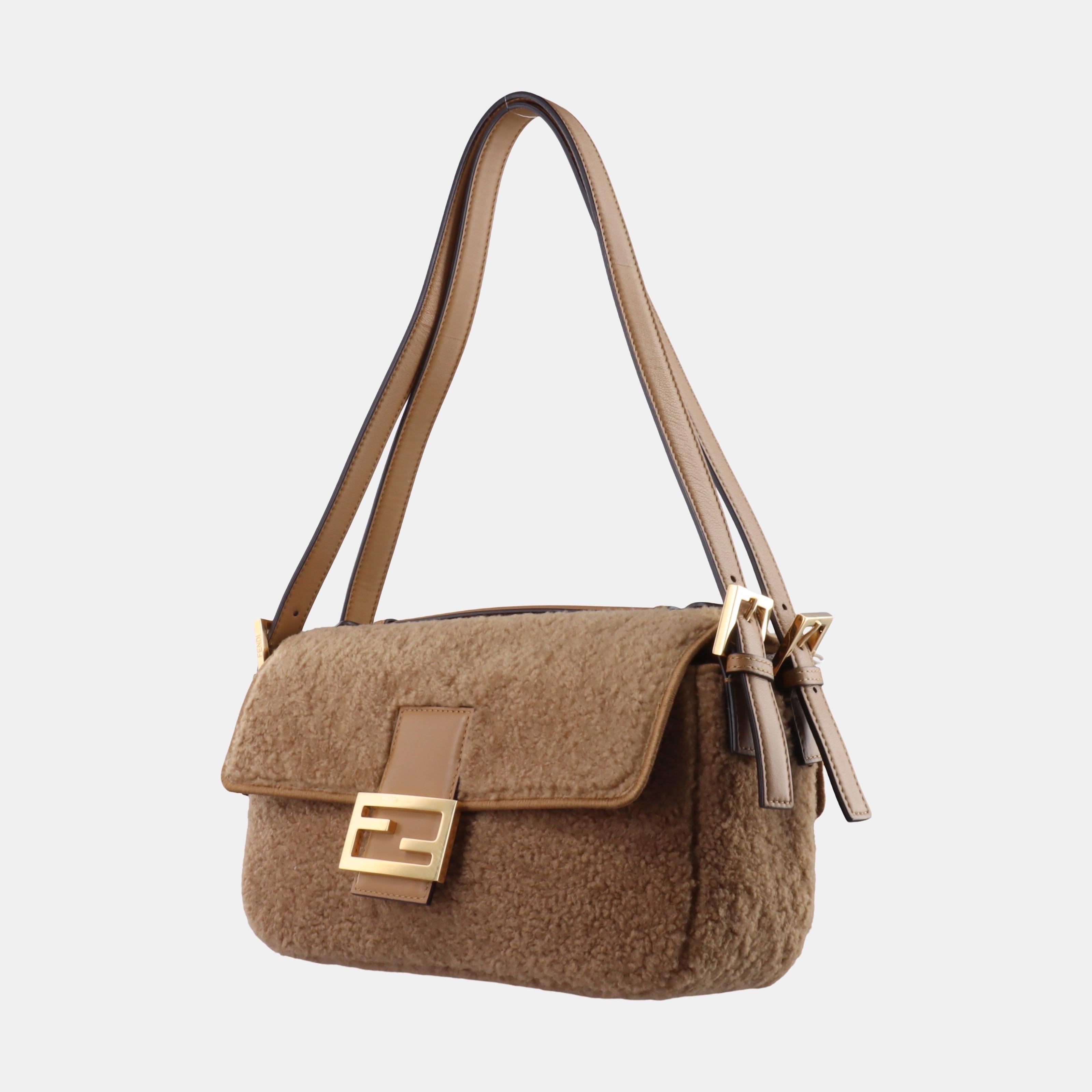 Fendi Baguette Medium Double Sided Shearling Light Beige Brown Shoulder Bag In Good Condition For Sale In AUBERVILLIERS, FR