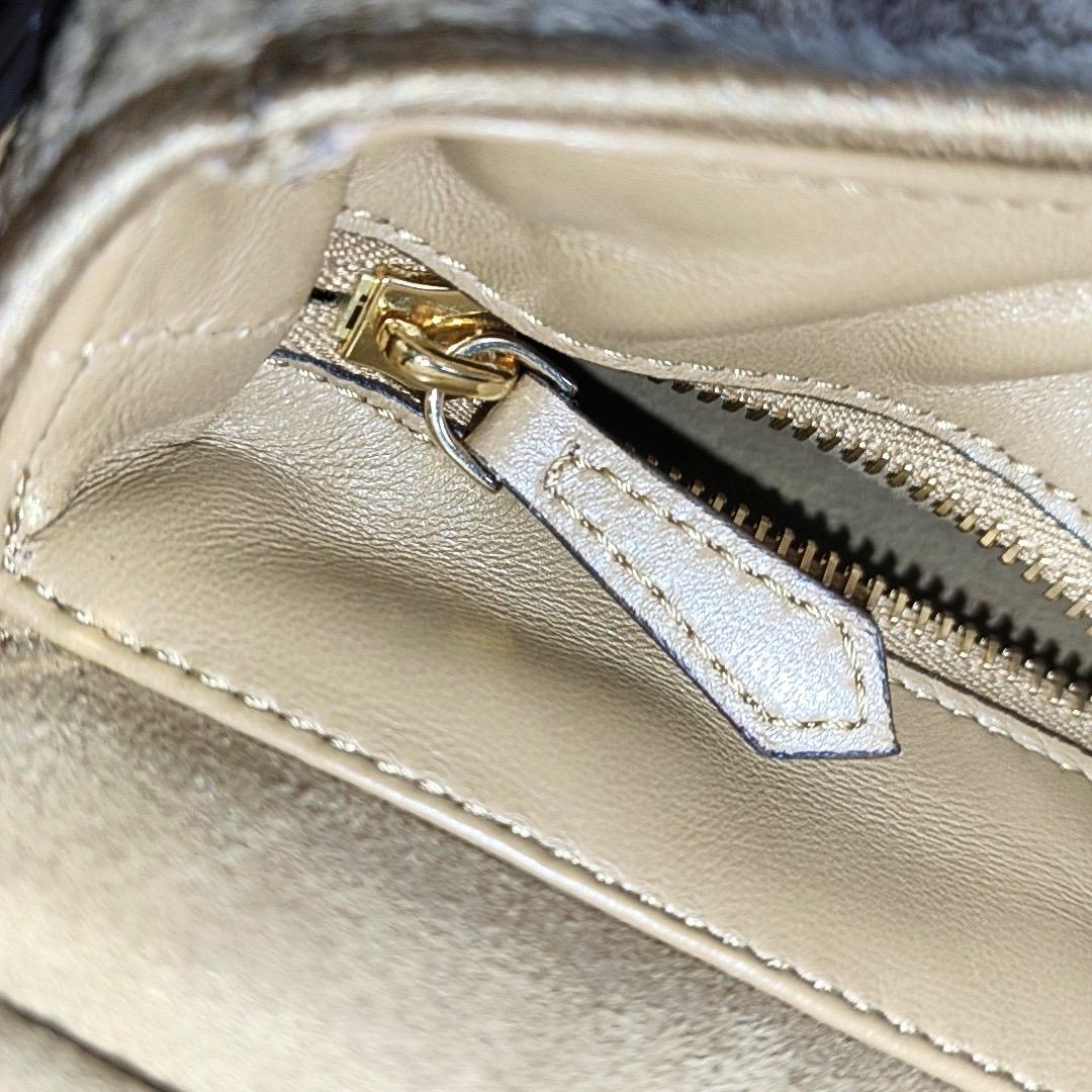 Fendi Baguette Medium Double Sided Shearling Light Beige Brown Shoulder Bag For Sale 5