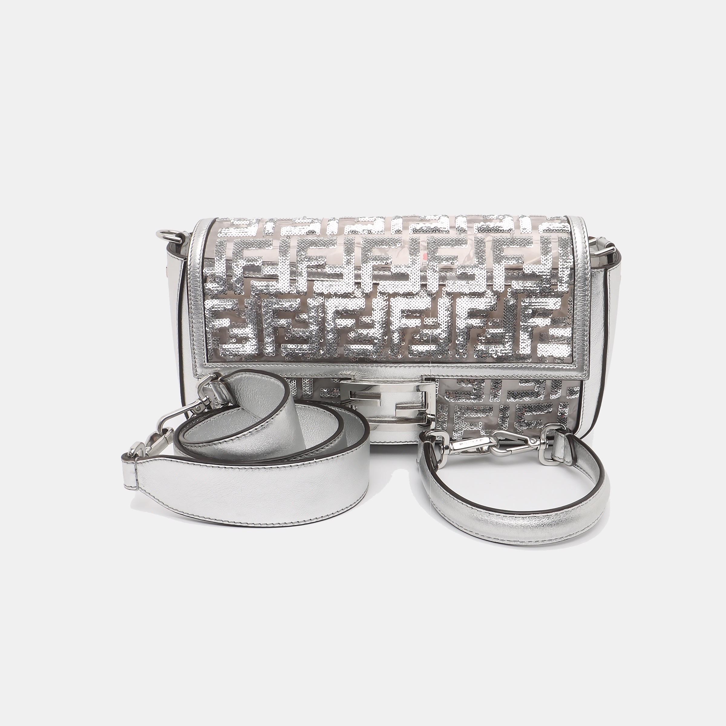 Bolso mediano Fendi Baguette Fendi x Nicki Minaj Bolso cruzado de cuero y PVC plateado Plata en venta