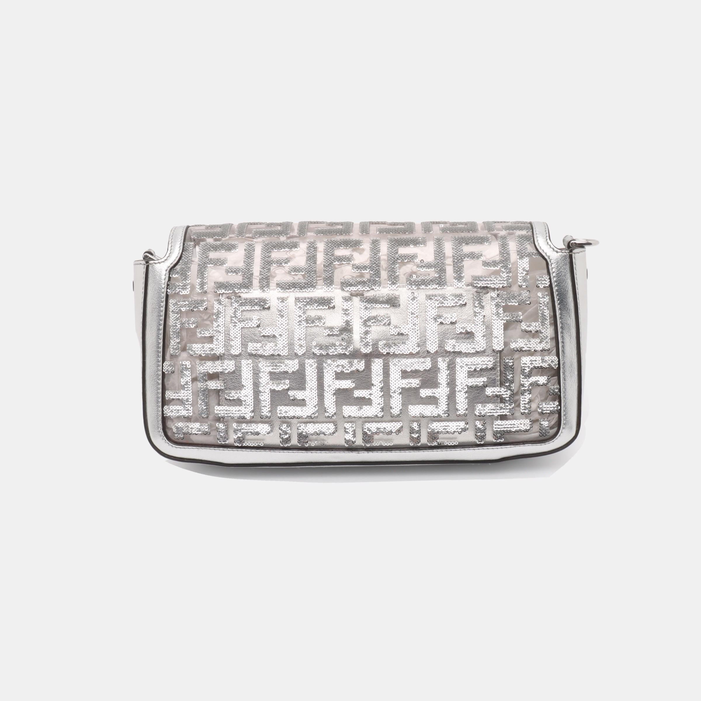 Bolso mediano Fendi Baguette Fendi x Nicki Minaj Bolso cruzado de cuero y PVC plateado en Excelente estado para la venta en AUBERVILLIERS, FR