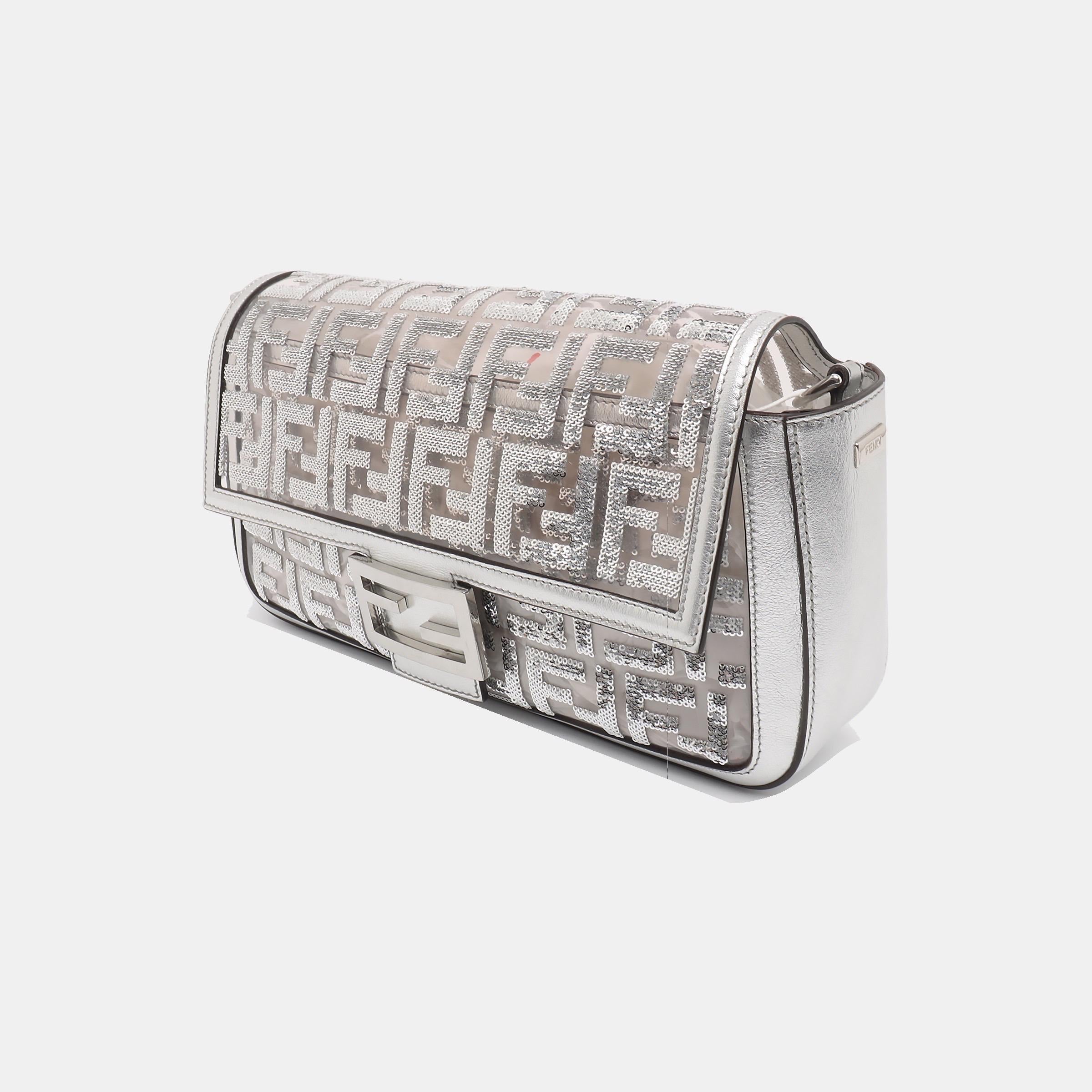 Bolso mediano Fendi Baguette Fendi x Nicki Minaj Bolso cruzado de cuero y PVC plateado en venta 1
