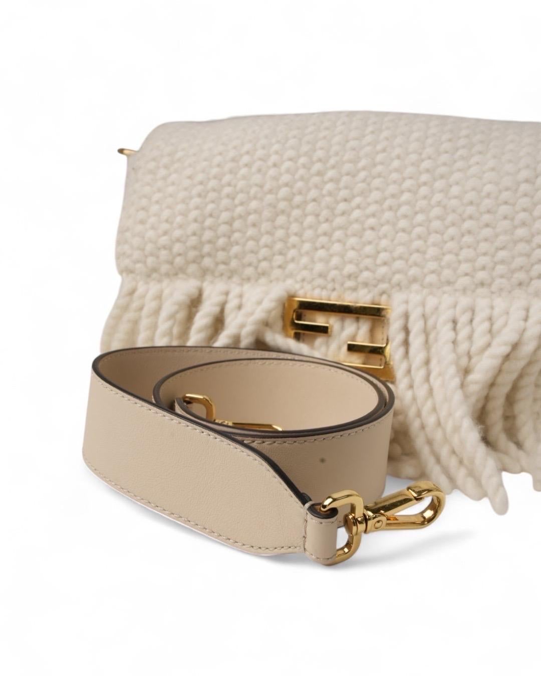 Fendi Baguette Medium Lana Frange Crema en vente 8