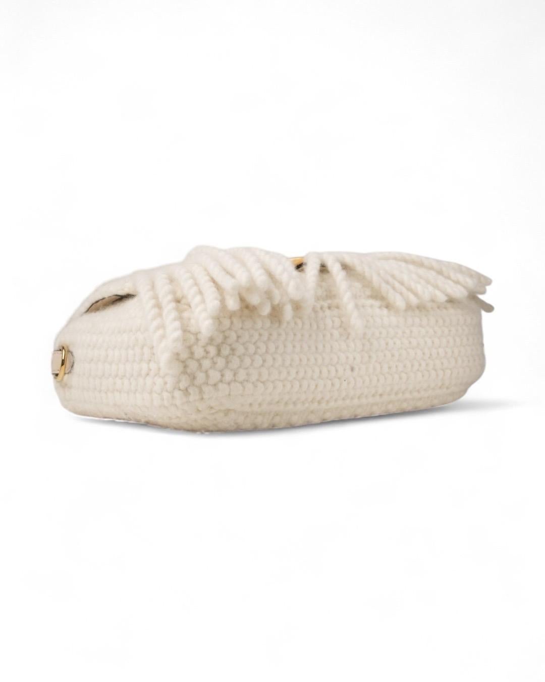 Borsa firmata Fendi, modello Baguette nella misura medium, realizzata lana nella colorazione crema con hardware dorato. Dotée d'une patte avec le logo classique de la marque 