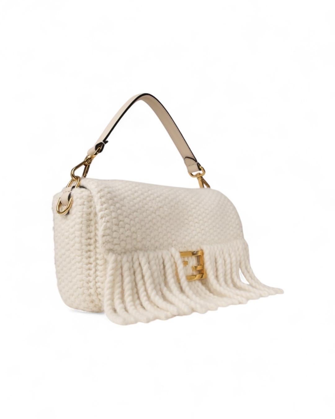 Beige Fendi Baguette Medium Lana Frange Crema en vente