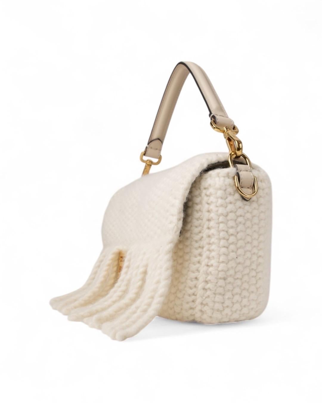Fendi Baguette Medium Lana Frange Crema Excellent état - En vente à Torre Del Greco, IT
