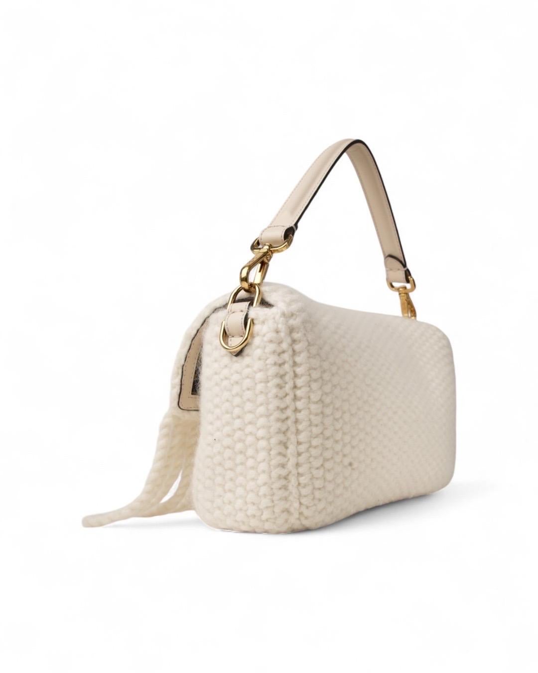 Fendi Baguette Medium Lana Frange Crema en vente 2