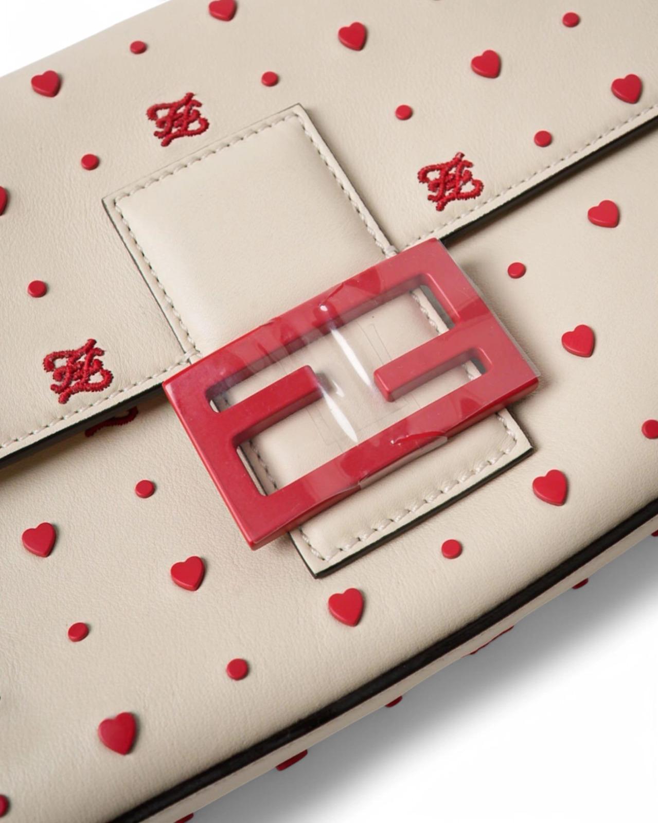 Fendi Baguette Medium Love Weiß im Angebot 5