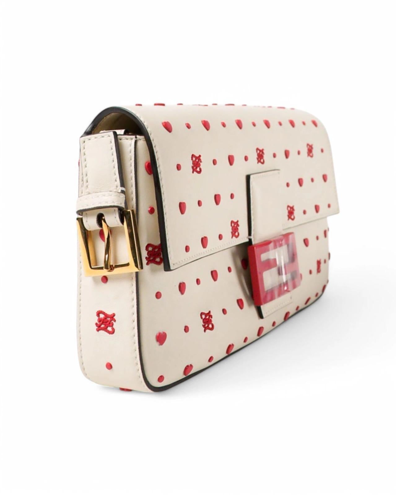 Fendi Designer-Tasche, Modell Baguette in Größe Medium, aus weißem Leder mit rotem Love-Print  geprägte und vergoldete Beschläge. Sie verfügt über eine Frontklappe mit dem klassischen roten 