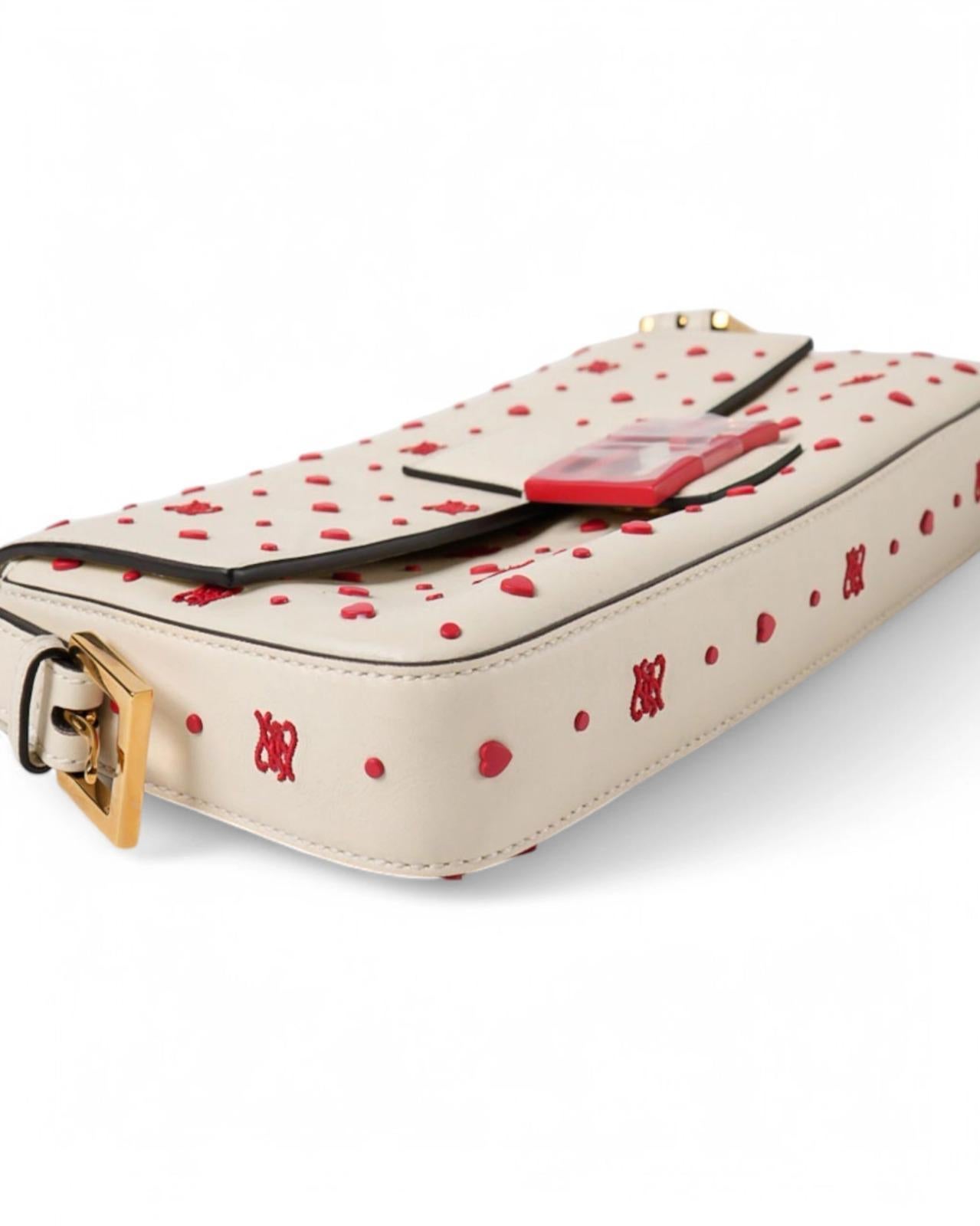 Fendi Baguette Medium Love Weiß im Angebot 3