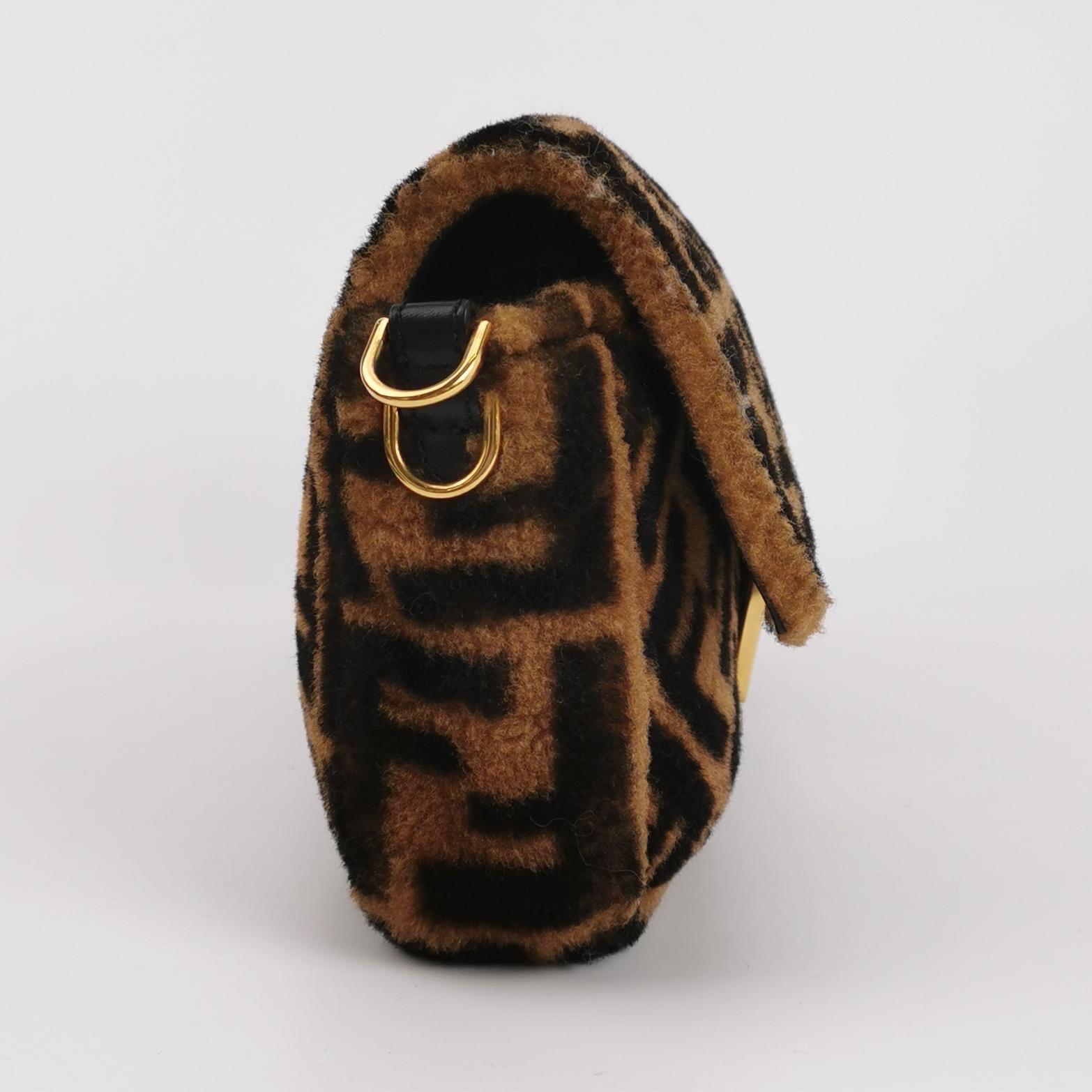 Fendi Baguette Medium Shearling Vitello Dolce Marco FF 1974 Tobacco Brown Zucca In Excellent Condition For Sale In AUBERVILLIERS, FR