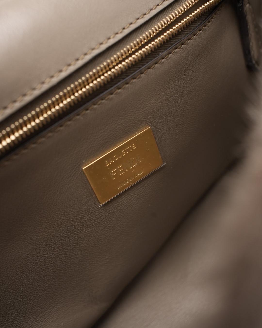 Fendi Baguette Medium Tortora en vente 7