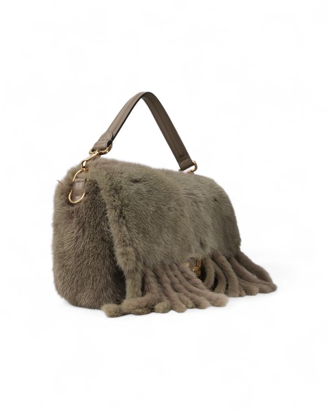 Borsa firmata Fendi, modello Baguette nella misura medium,  avec quincaillerie dorée. Dotée d'une patte avec le logo classique de la marque 