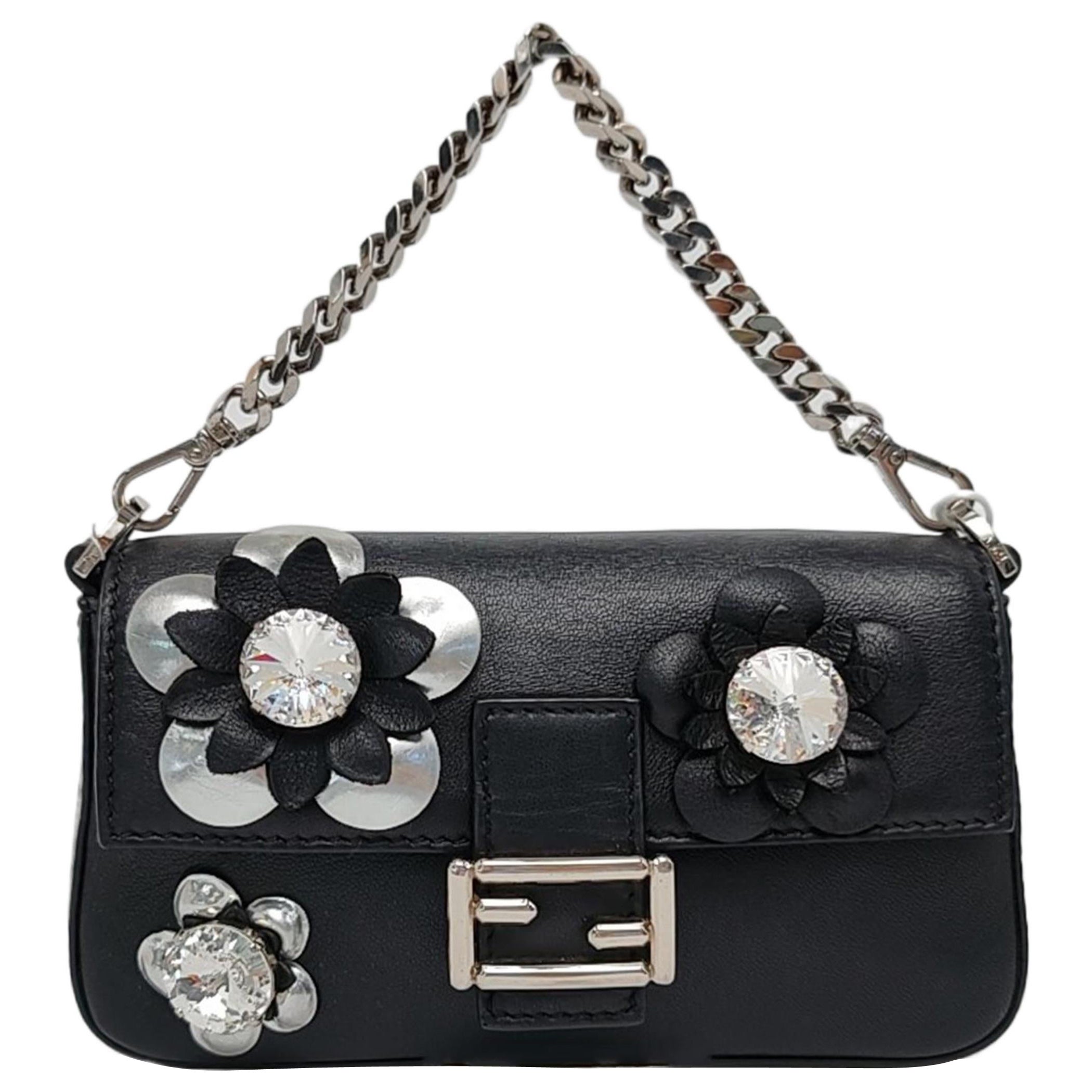 Fendi Baguette Micro in pelle nera con fiori di cristallo