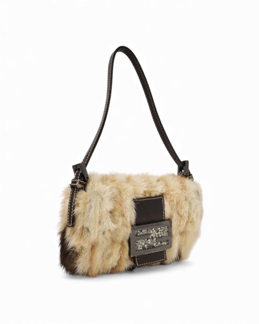 Borsa firmata Fendi, modello baguette nella misura mini, realizzata in pelle marrone e hardware argento. Doté d'une patte avec le logo classique de la marque 