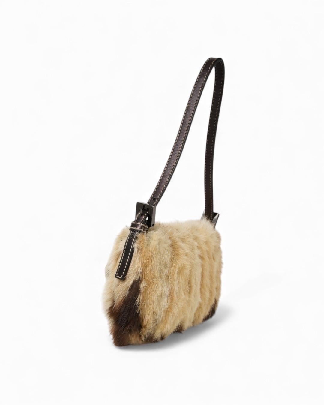 Fendi Baguette Mini  Beige Pour femmes en vente