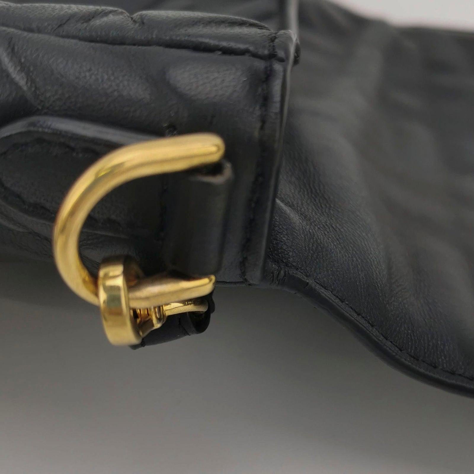 Fendi Baguette Mini Bolso Crossbody de Piel de Napa Negra en venta 7