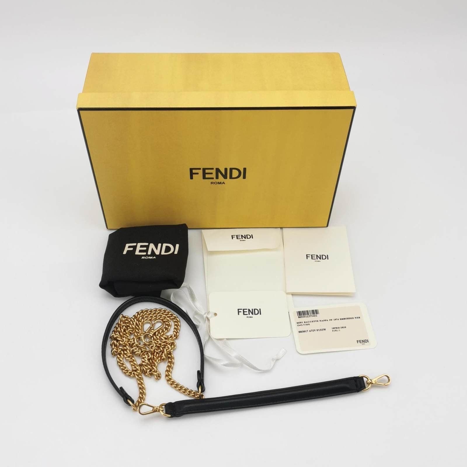 Fendi Baguette Mini Bolso Crossbody de Piel de Napa Negra en venta 8