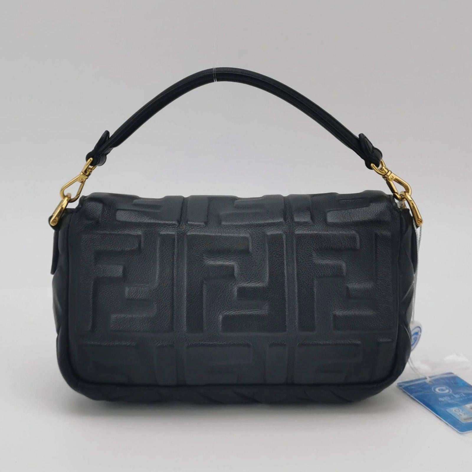Fendi Baguette Mini Bolso Crossbody de Piel de Napa Negra en Bueno estado para la venta en AUBERVILLIERS, FR