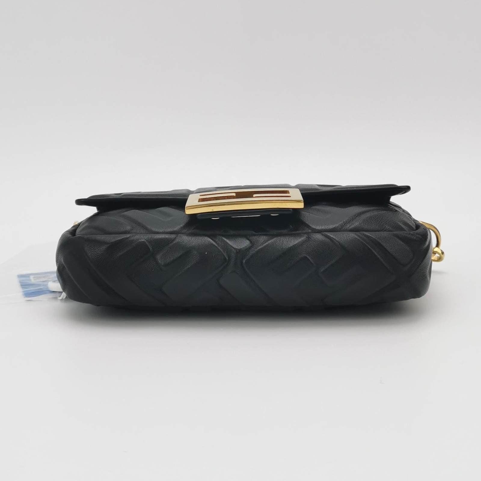 Fendi Baguette Mini Bolso Crossbody de Piel de Napa Negra en venta 2