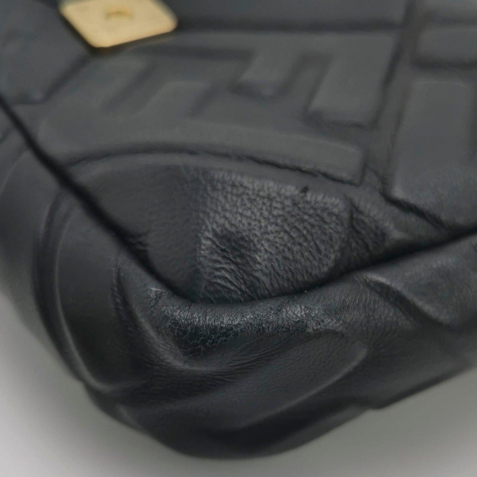 Fendi Baguette Mini Bolso Crossbody de Piel de Napa Negra en venta 3