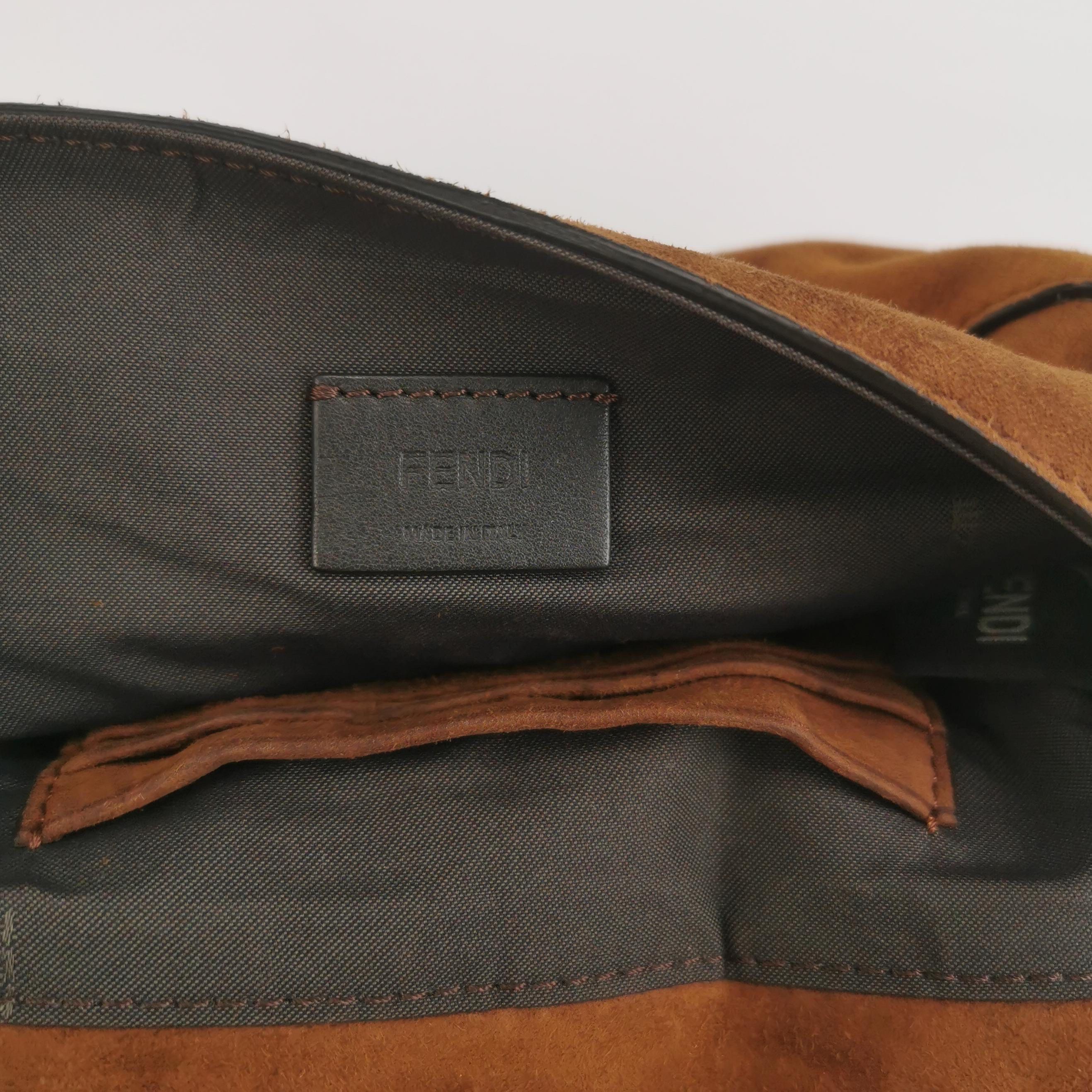Fendi Baguette Mini Borsa a tracolla in pelle scamosciata marrone con hardware dorato in vendita 5