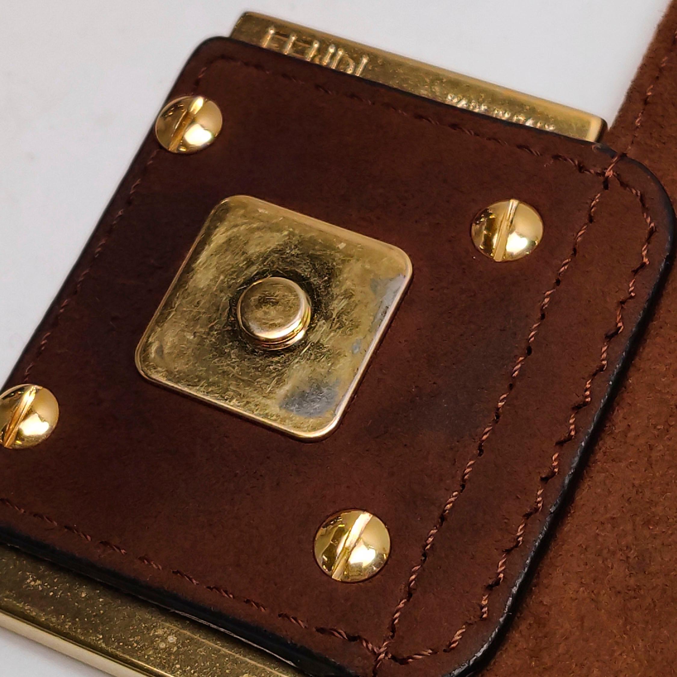Fendi Baguette Mini Borsa a tracolla in pelle scamosciata marrone con hardware dorato in vendita 9