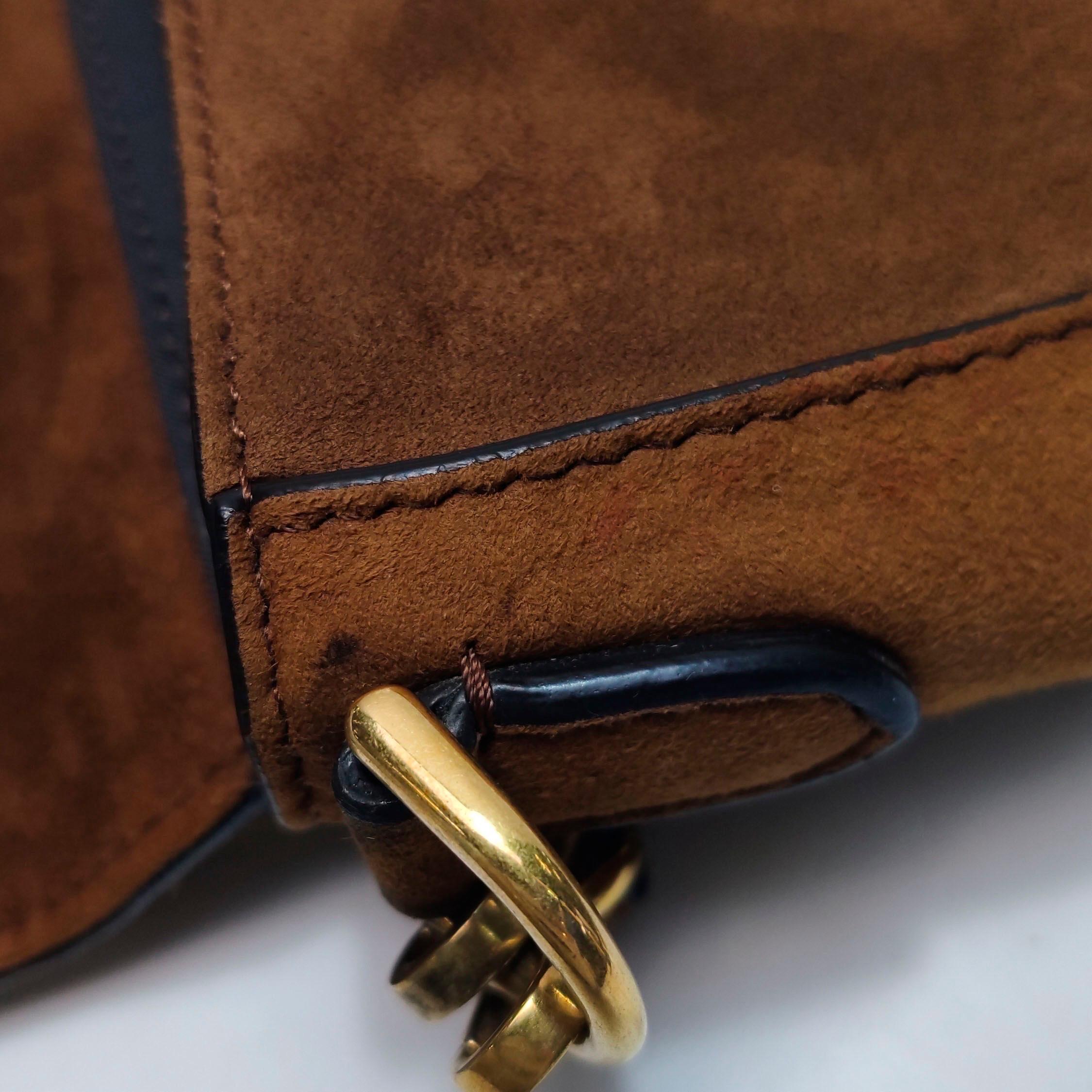 Fendi Baguette Mini Borsa a tracolla in pelle scamosciata marrone con hardware dorato in vendita 12