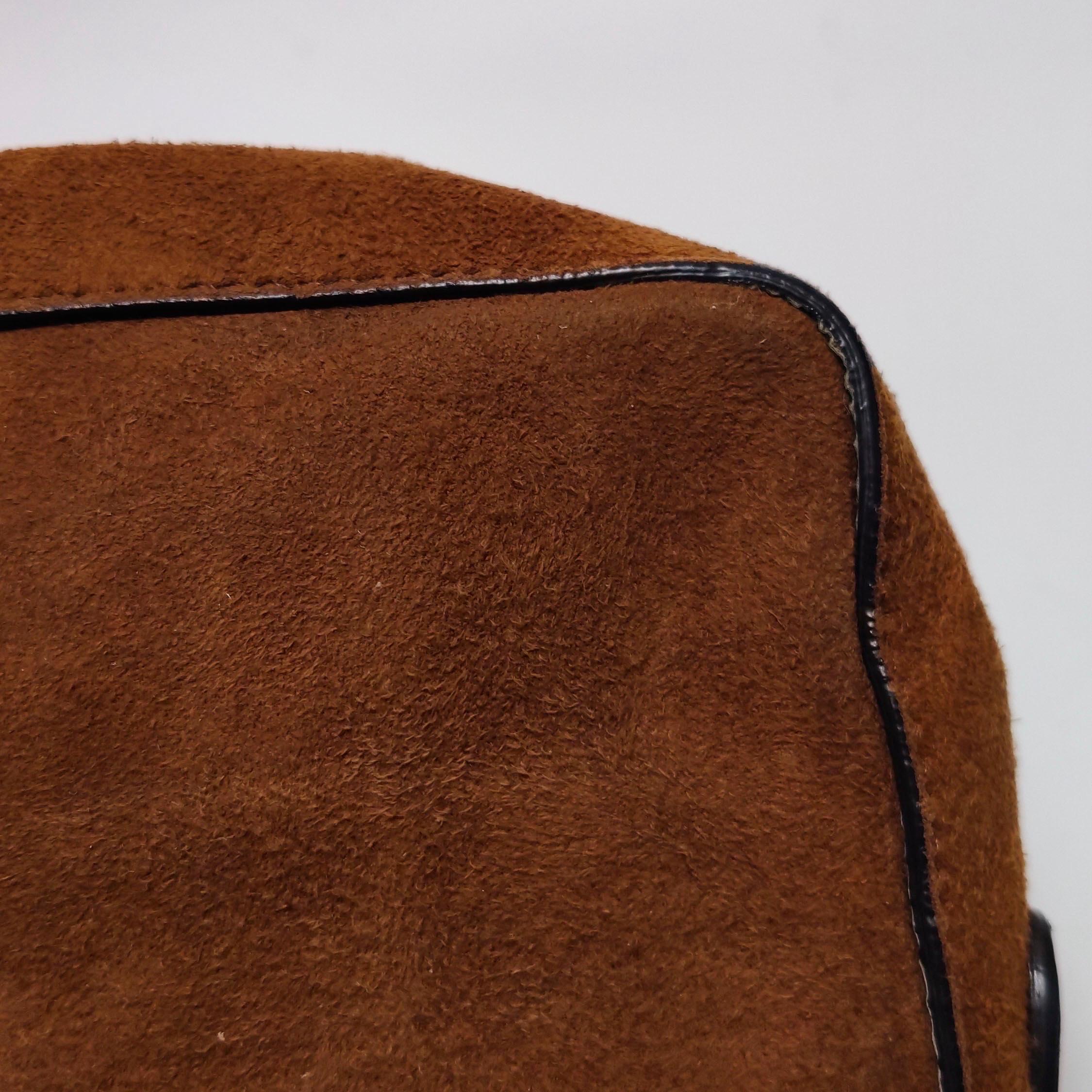 Fendi Baguette Mini Borsa a tracolla in pelle scamosciata marrone con hardware dorato in vendita 13