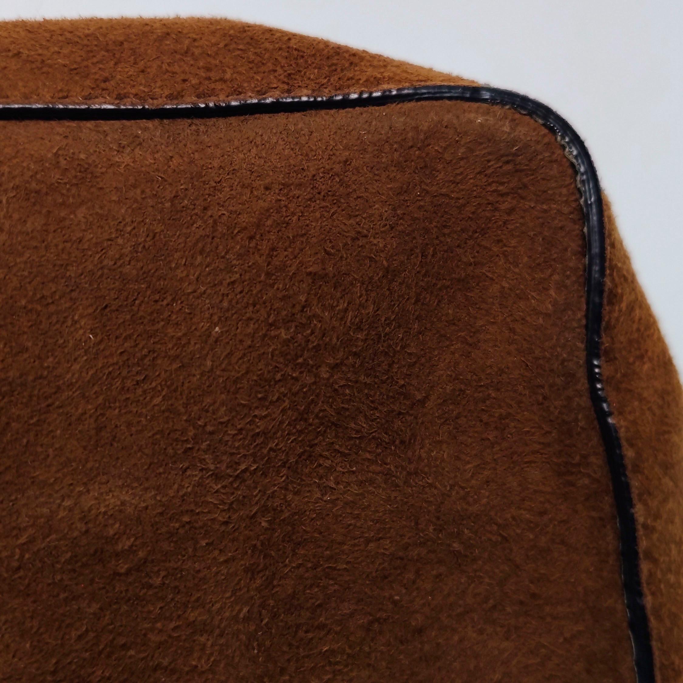 Fendi Baguette Mini Borsa a tracolla in pelle scamosciata marrone con hardware dorato in vendita 15