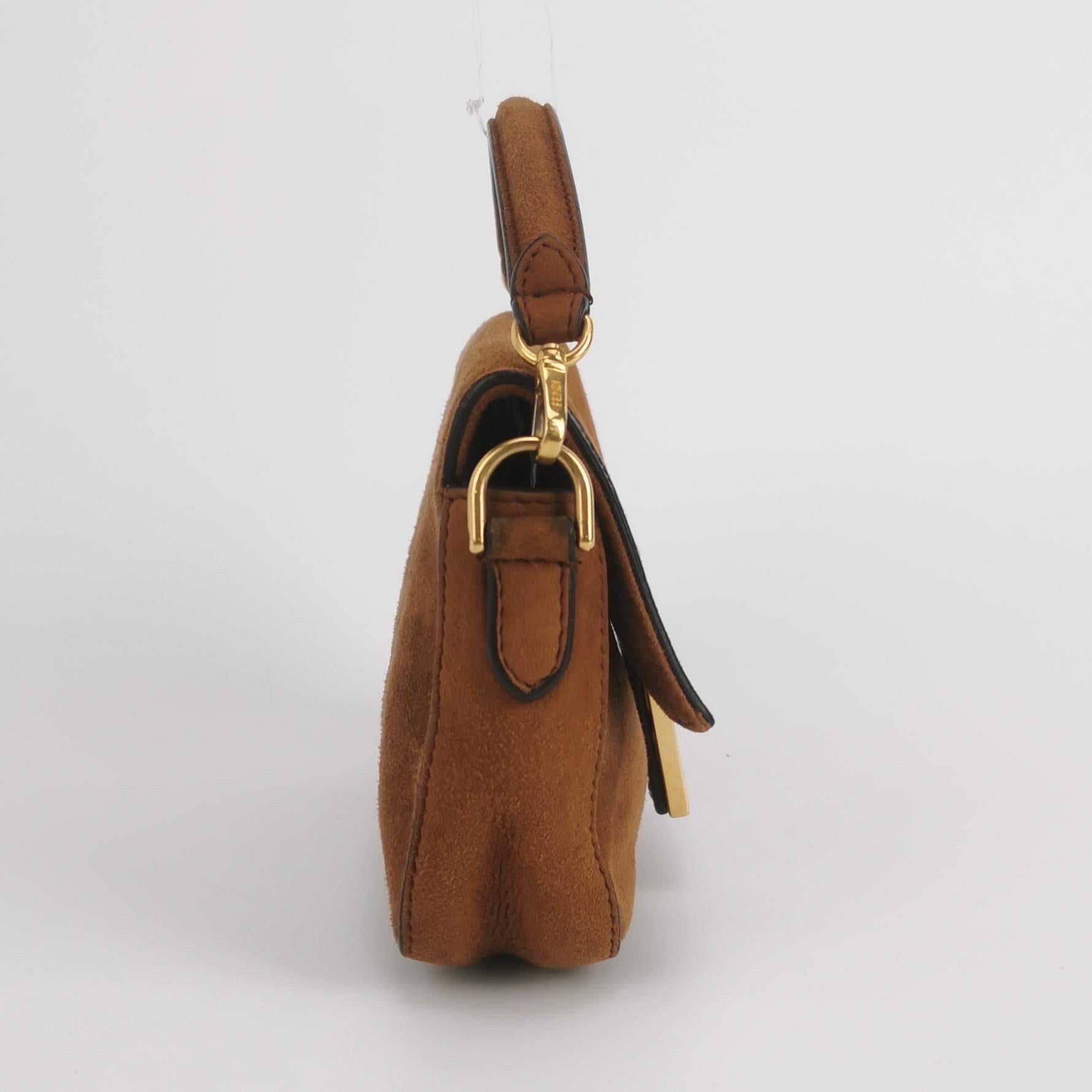 Marrone Fendi Baguette Mini Borsa a tracolla in pelle scamosciata marrone con hardware dorato in vendita