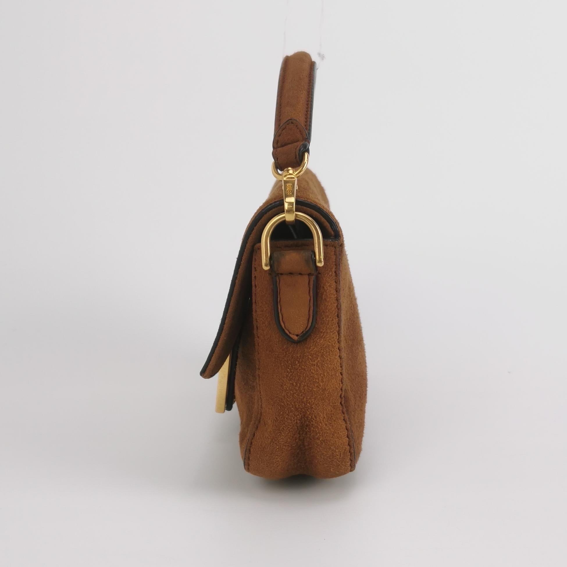 Donna Fendi Baguette Mini Borsa a tracolla in pelle scamosciata marrone con hardware dorato in vendita
