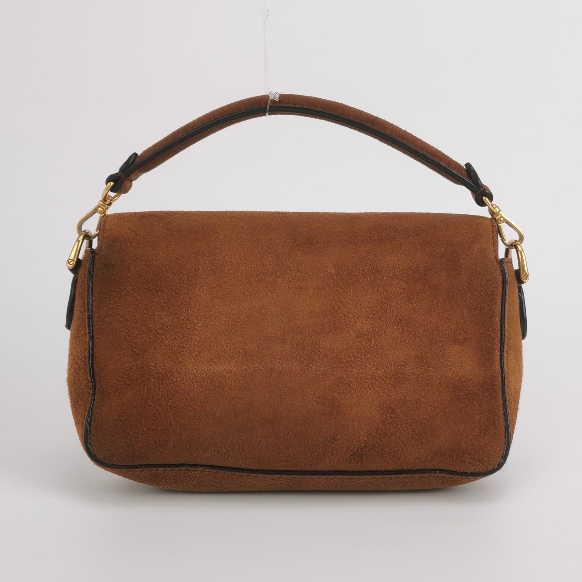 Fendi Baguette Mini Borsa a tracolla in pelle scamosciata marrone con hardware dorato in vendita 1