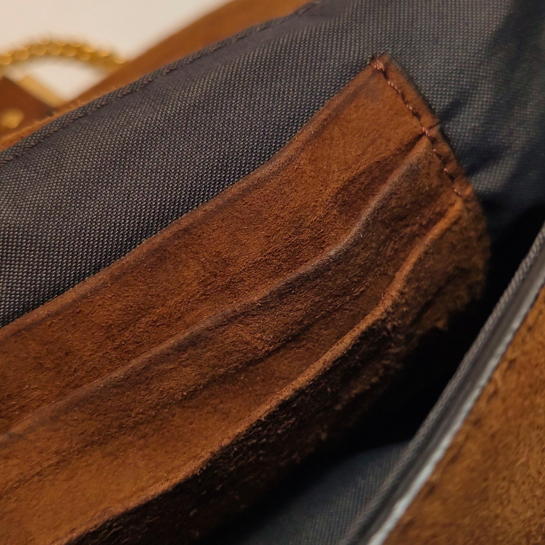 Fendi Baguette Mini Borsa a tracolla in pelle scamosciata marrone con hardware dorato in vendita 3
