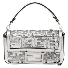 Mini bolso Fendi Baguette Fendi x Nicki Minaj Bolso Crossbody de cuero y PVC plateado