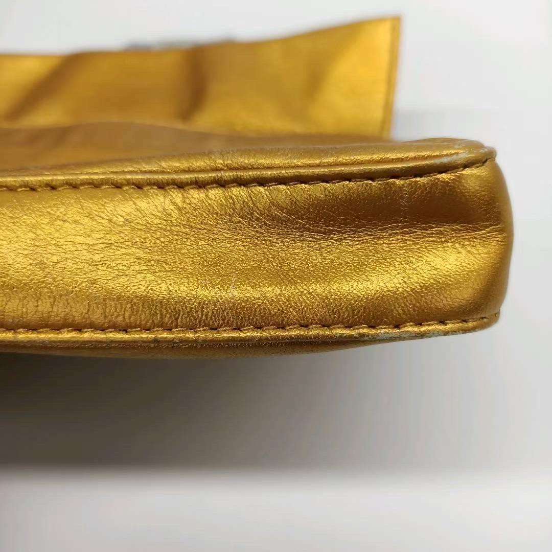 Fendi baguette mini in nappa oro con tracolla in perline in vendita 10