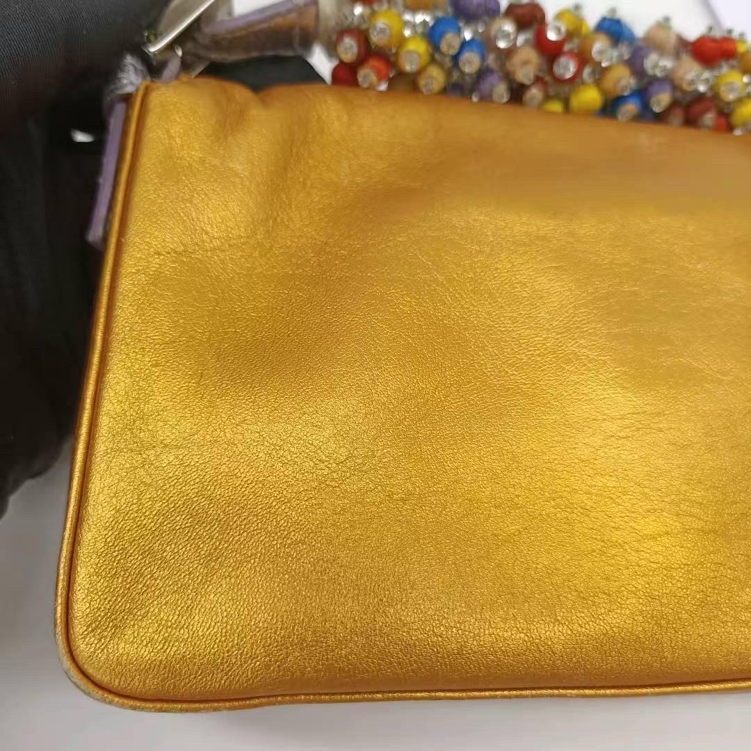 Fendi baguette mini in nappa oro con tracolla in perline in vendita 11