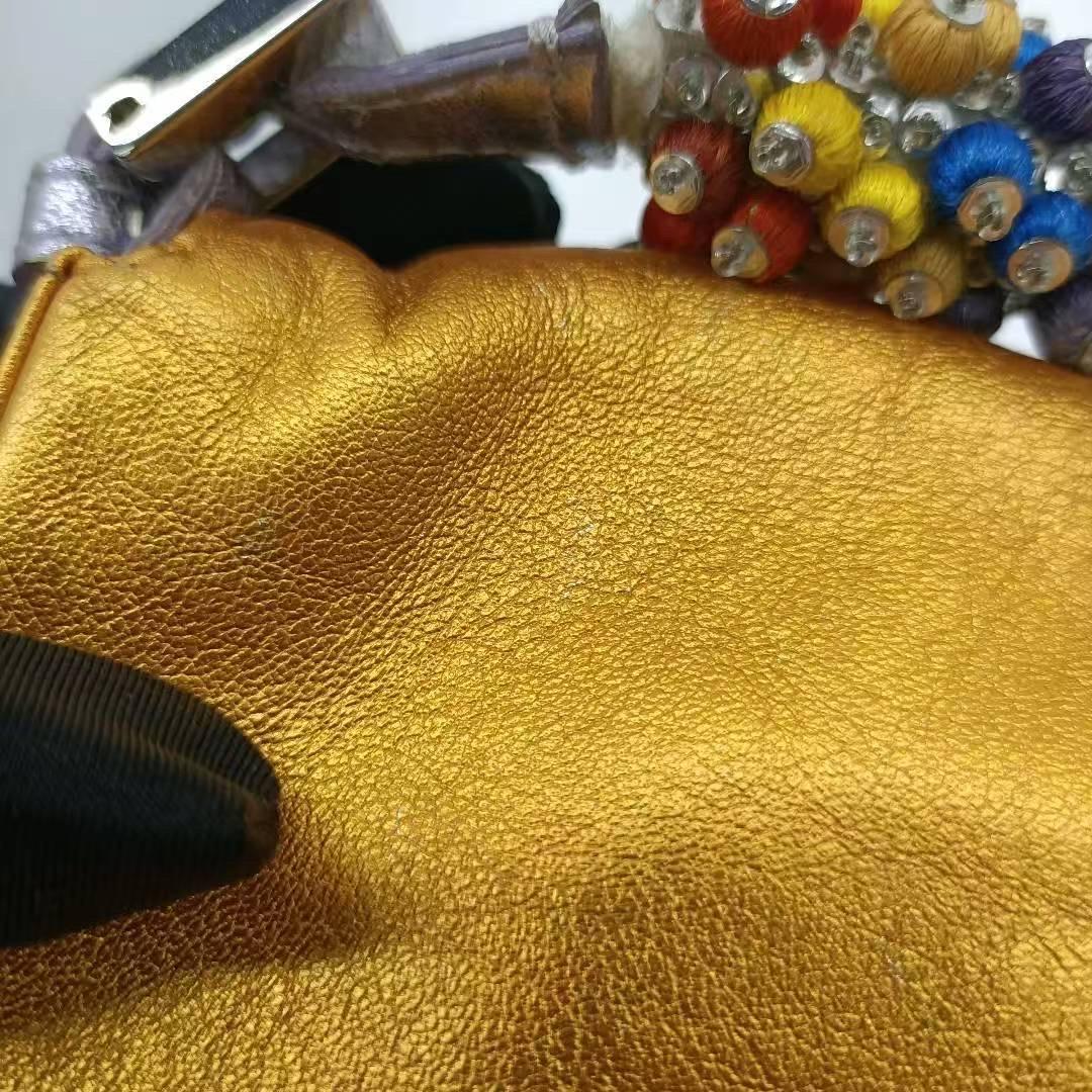 Fendi baguette mini in nappa oro con tracolla in perline in vendita 12