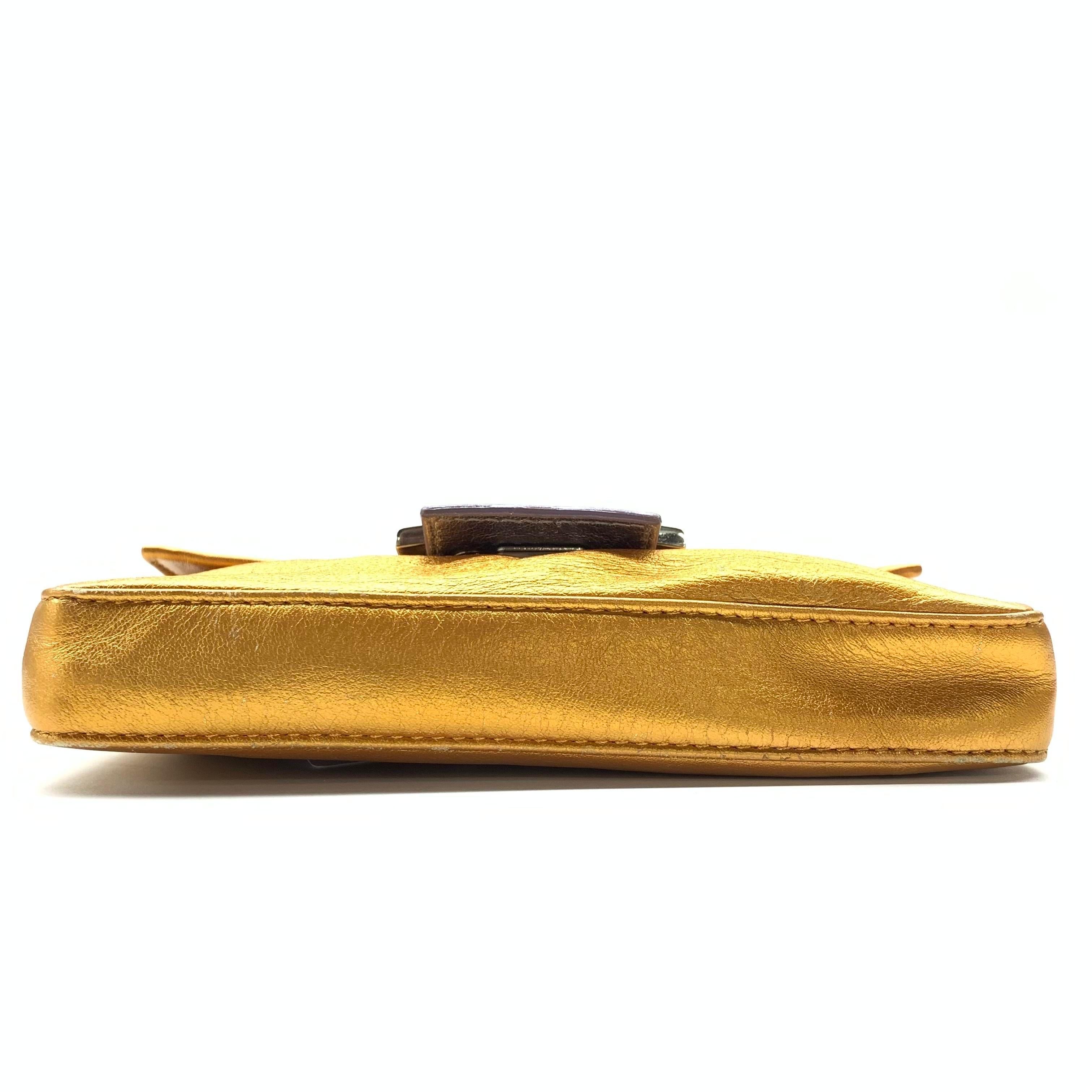 Marrone Fendi baguette mini in nappa oro con tracolla in perline in vendita
