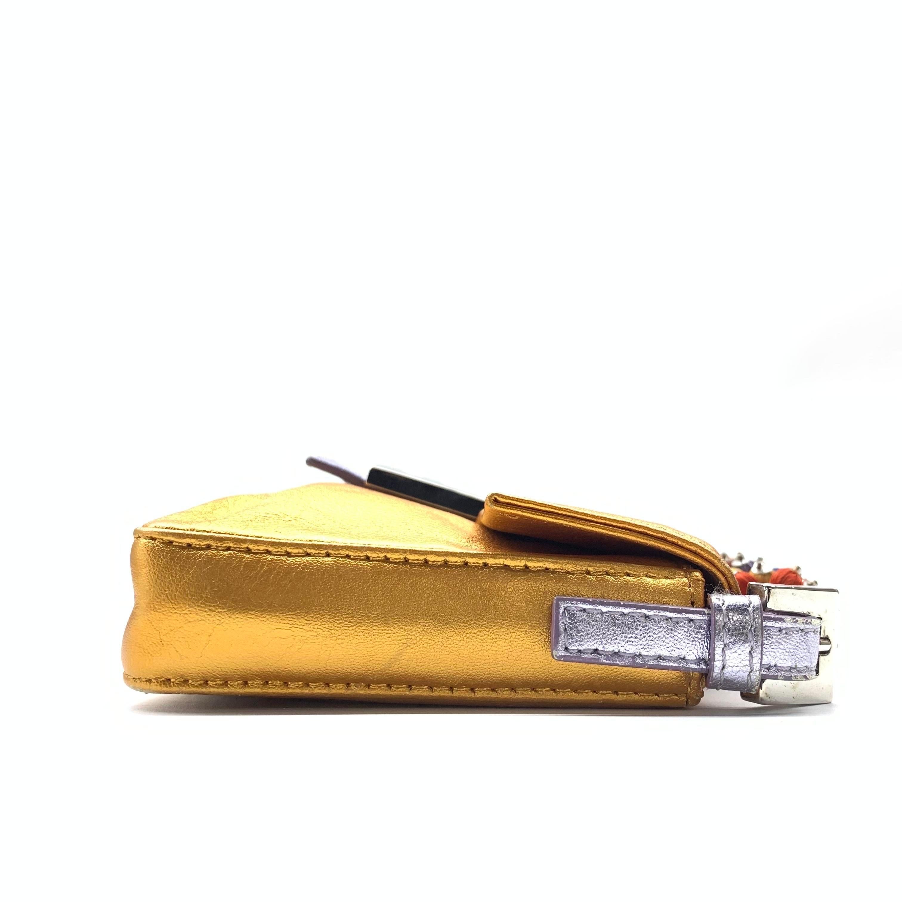 Fendi baguette mini in nappa oro con tracolla in perline In condizioni buone in vendita a AUBERVILLIERS, FR