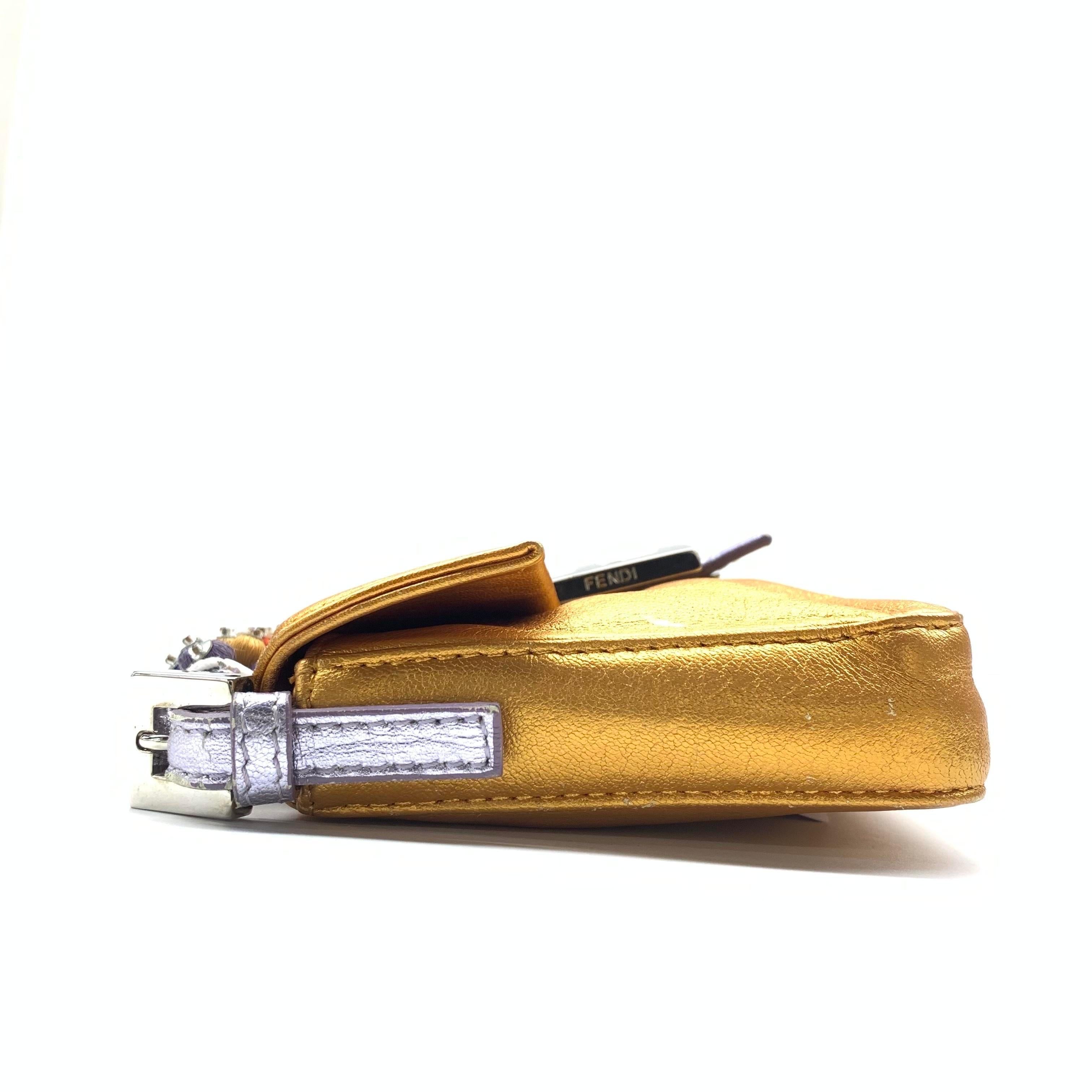 Donna Fendi baguette mini in nappa oro con tracolla in perline in vendita