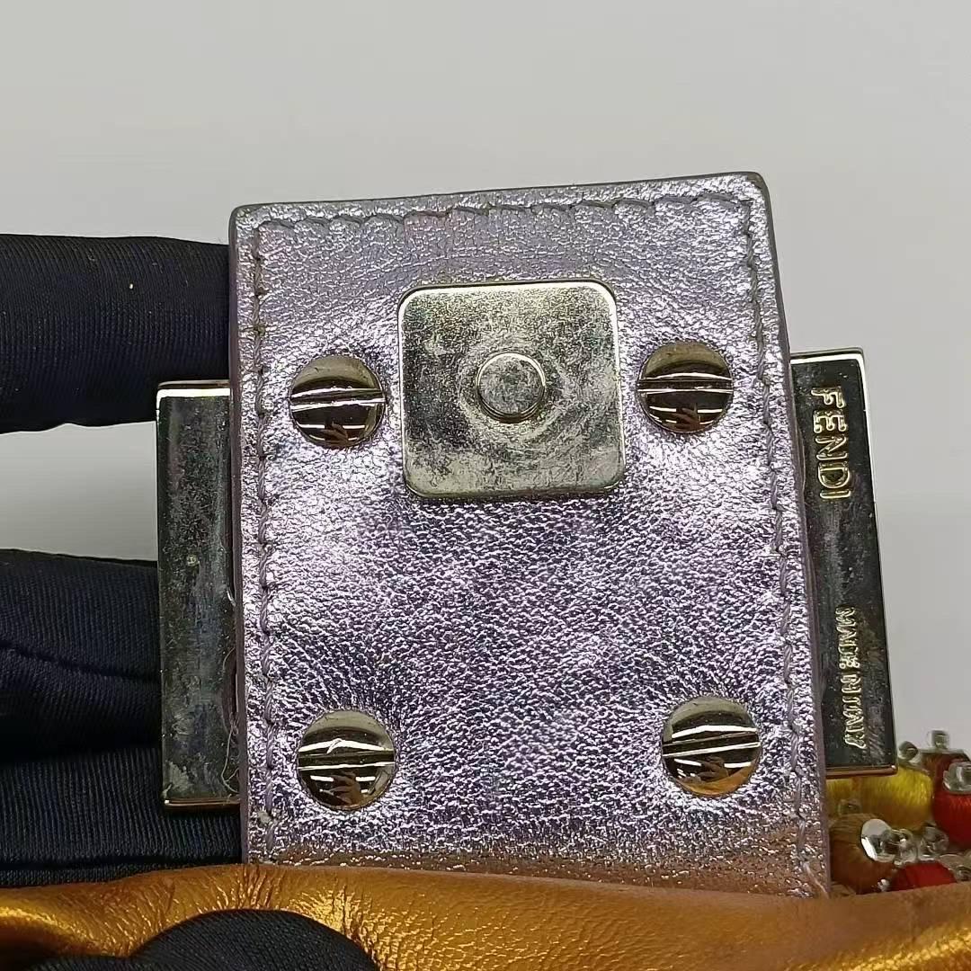 Fendi baguette mini in nappa oro con tracolla in perline in vendita 2