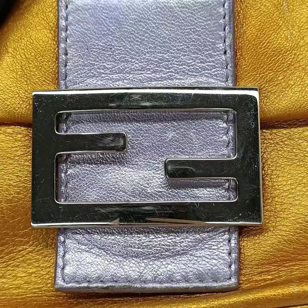 Fendi baguette mini in nappa oro con tracolla in perline in vendita 3