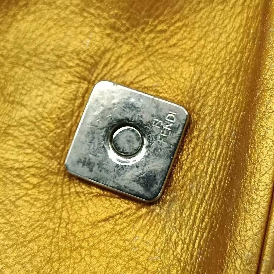 Fendi baguette mini in nappa oro con tracolla in perline in vendita 4
