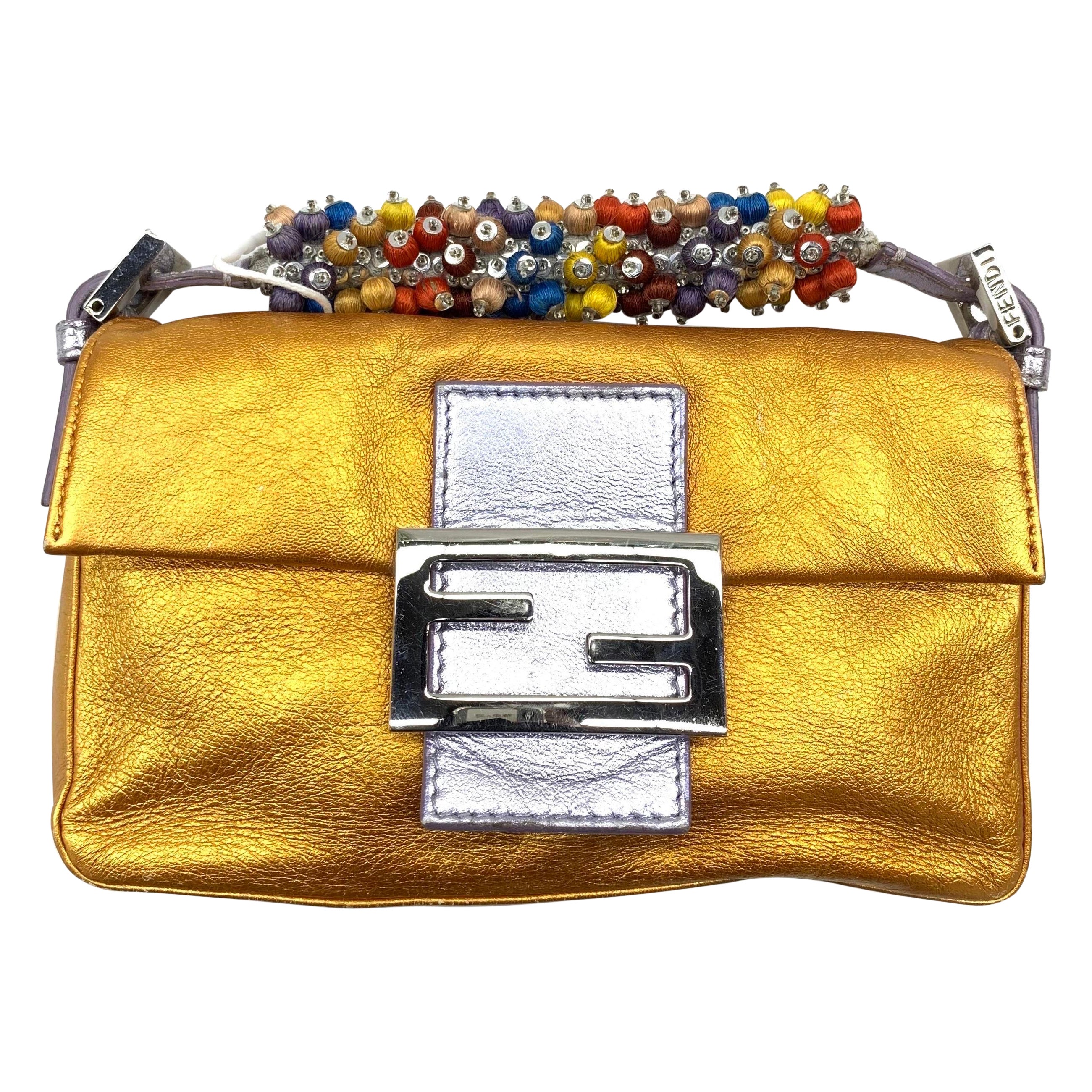 Fendi baguette mini correa de cuentas de napa dorada
