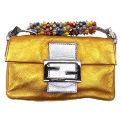 Fendi baguette mini in nappa oro con tracolla in perline