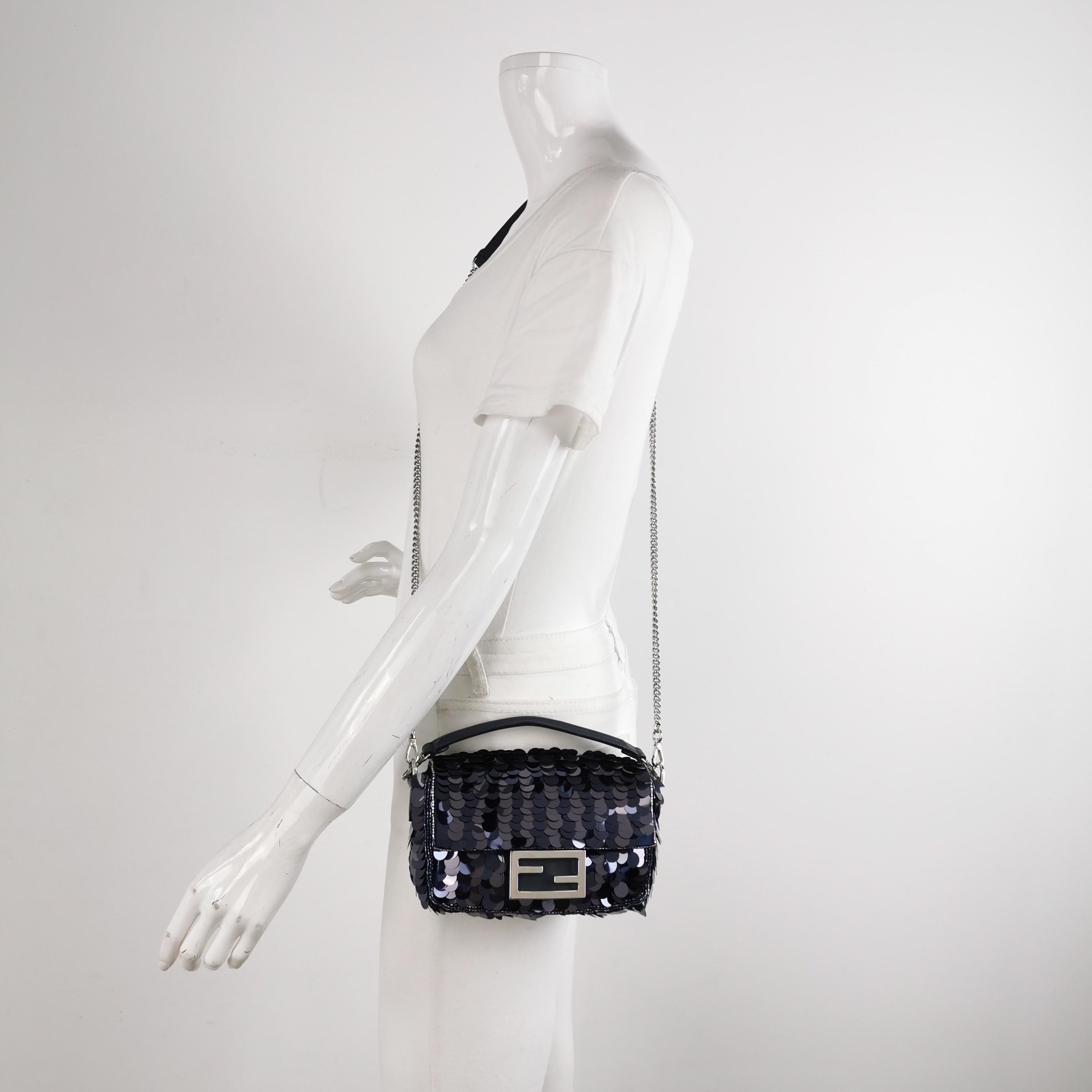 Erleben Sie Luxus und Stil mit der Fendi Baguette Mini Crossbody Bag, die mit neongrünen Pailletten verziert ist und mit einem silberfarbenen Kettenriemen ergänzt wird. Diese Minitasche bietet Funktionalität und Mode zugleich. Sie kann in der Hand,