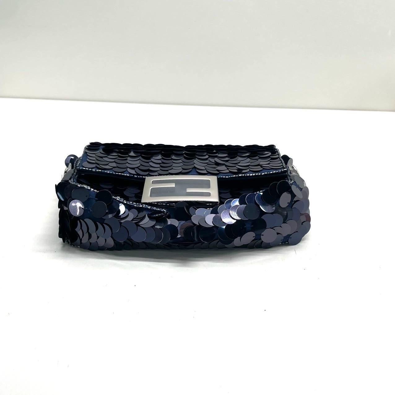 Fendi Baguette Mini Navy Sequins Chain Strap Crossbody Bag Pour femmes en vente