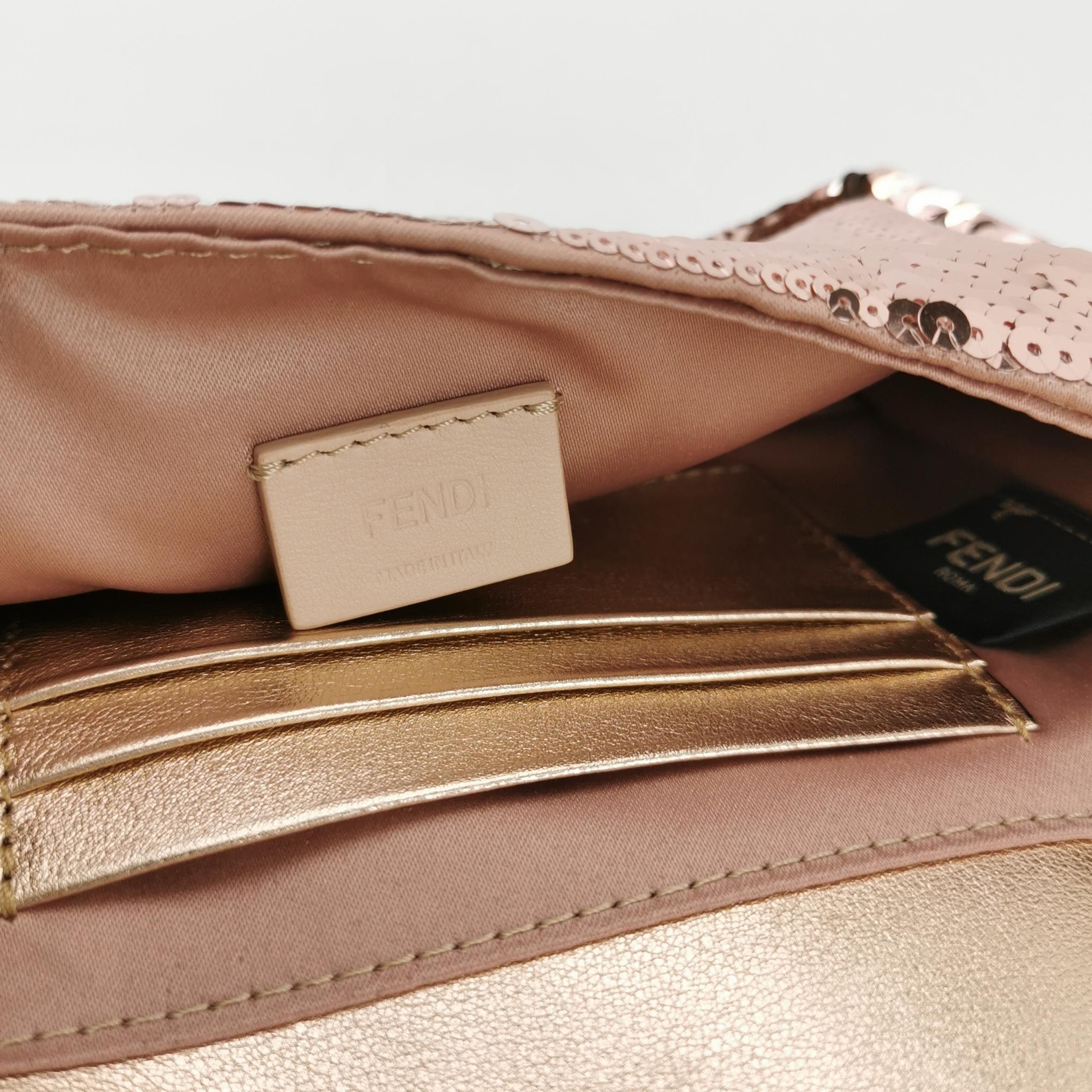 Fendi Baguette Mini Rosa Glitter Paillettes Borsa a tracolla Speciale San Valentino in vendita 5