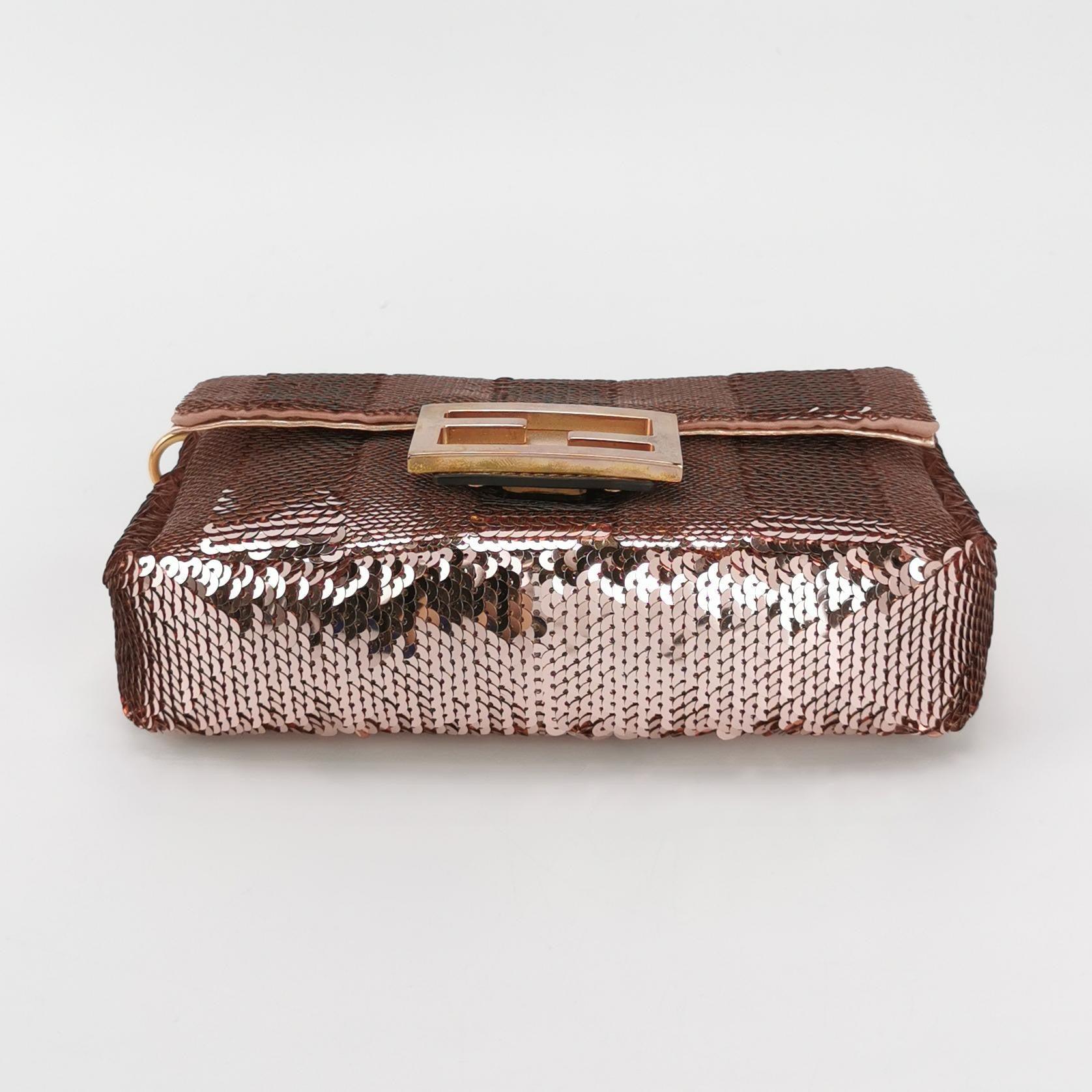 Fendi Baguette Mini Pink Glitter Sequins Valentine's Special Crossbody Bag In Good Condition In AUBERVILLIERS, FR