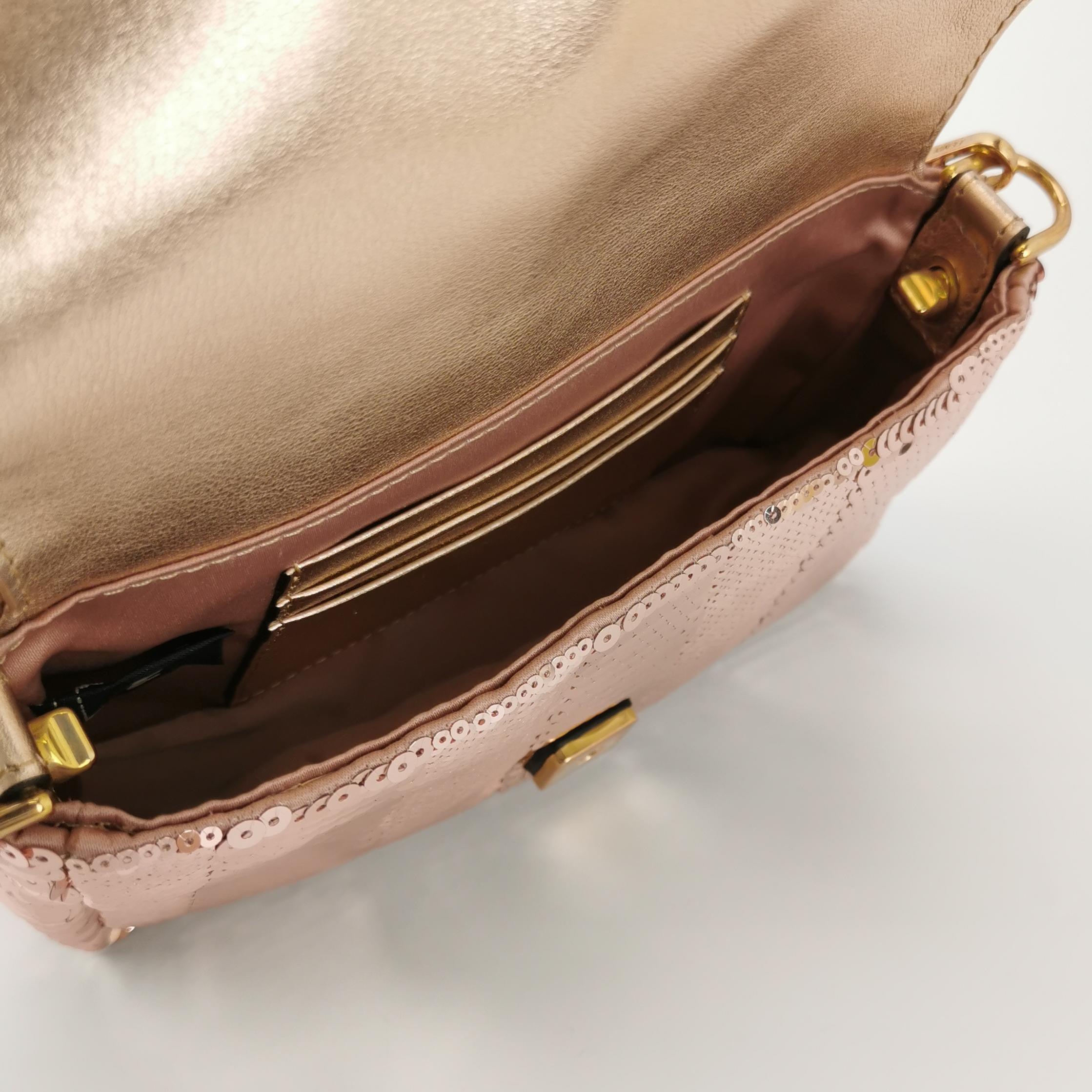 Fendi Baguette Mini Rosa Glitter Paillettes Borsa a tracolla Speciale San Valentino in vendita 2